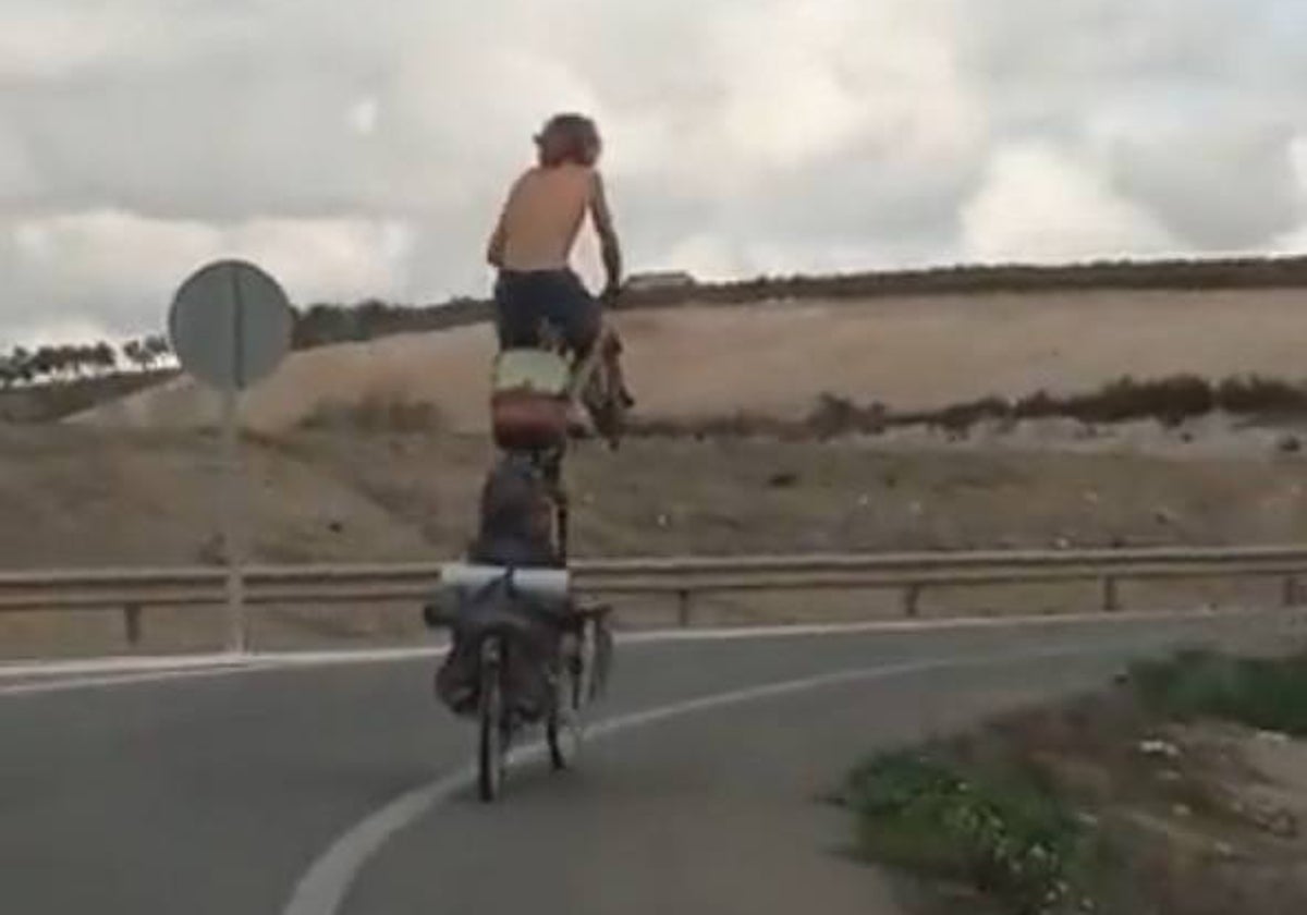 El peculiar ciclista que ha convertido las carreteras andaluzas en su Tour de Francia