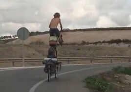 El inusual ciclista que recorre las carreteras de Andalucía en una extraña bicicleta