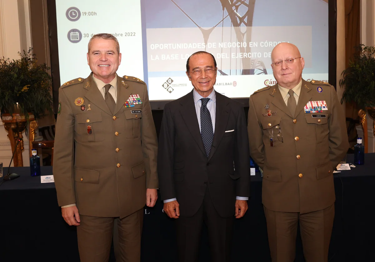 Los tenientes generales García de las Hijas y Cebrián junto a Antonio Vázquez este miércoles en Bilbao