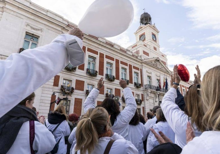 Ayuso ofrece pluses a los médicos, que cumplen 11 días de huelga extenuante