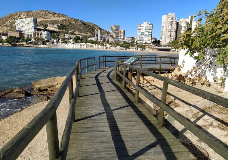 Alicante estrena pasarela en el borde marítimo para unir las playas de la Albufereta y la Almadraba