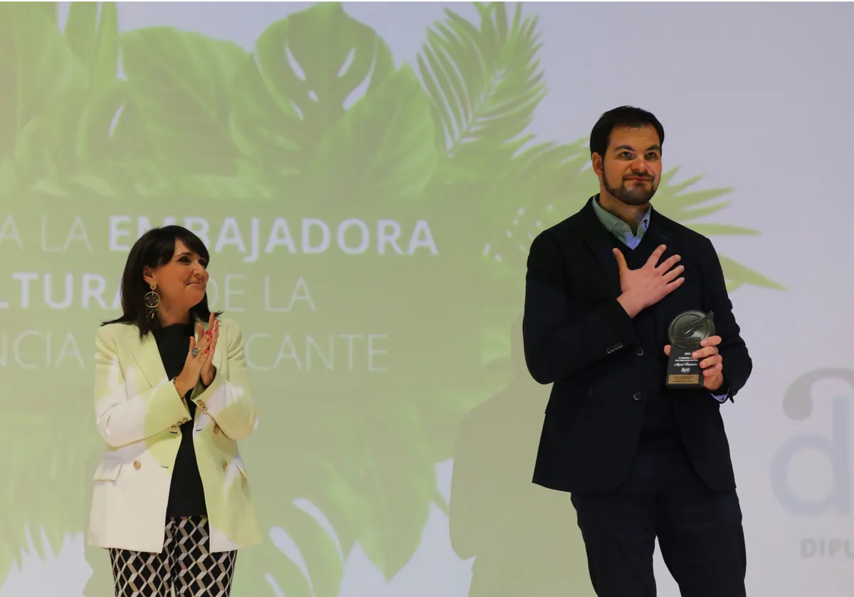 Miguel Ángel Rubio Sánchez, hijo de la cantante eldense Ana María Sánchez Navarro, recibe el premio a título póstumo a su madre de manos de Julia Parra.