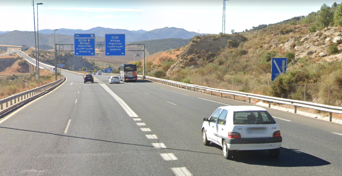 Dos muertos y un niño herido tras el vuelco de un coche en Antequera