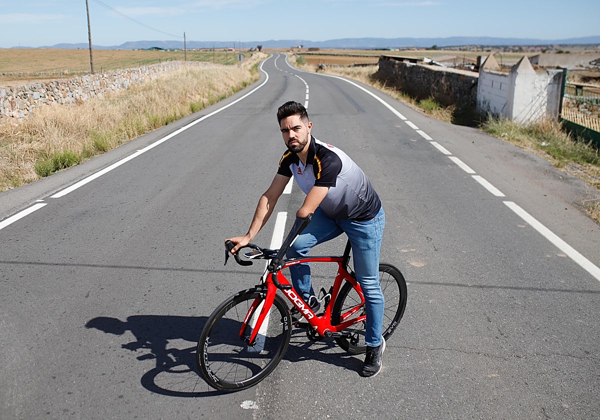 El ciclista cordobés Alfonso Cabello en su bicicleta