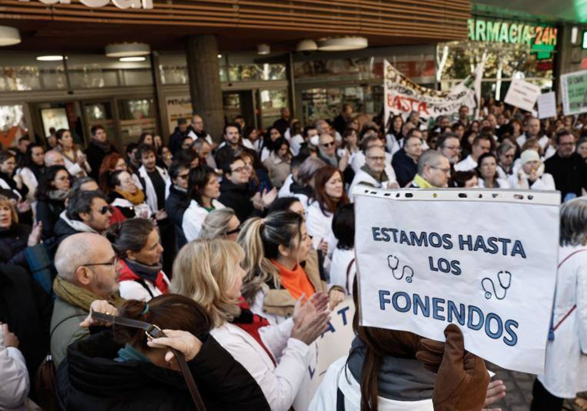 Médicos de Atención Primaria manifestándose este jueves ante la Asamblea madrileña