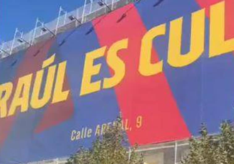 «Raúl es culer»: la provocativa pancarta que ha colocado el Barça en pleno centro de Madrid durante esta Navidad
