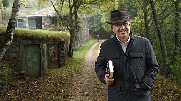 El escritor Lorenzo Silva, en uno de los tramos del Camino de Santiago