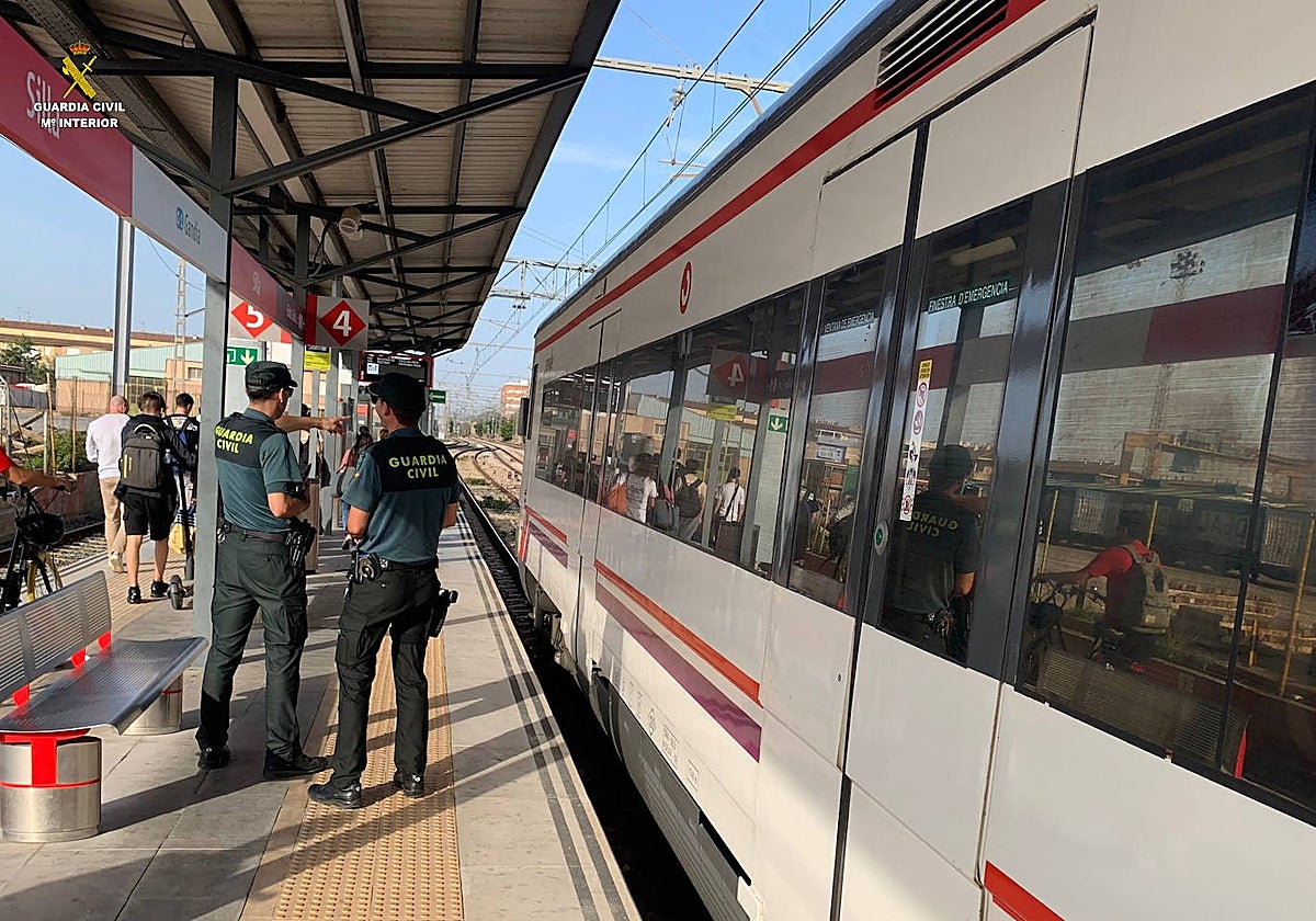 Imagen de dos agentes de la Guardia Civil en una estación de Cercanías de Valencia