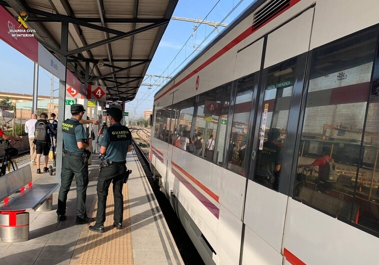 La Guardia Civil detiene un tren a Valencia para encontrar a una persona con discapacidad fugada de un centro psiquiátrico