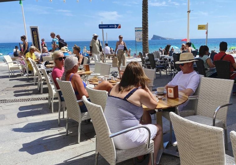 Turistas del norte de Europa se quedan en Benidorm para no gastar luz en calefacción