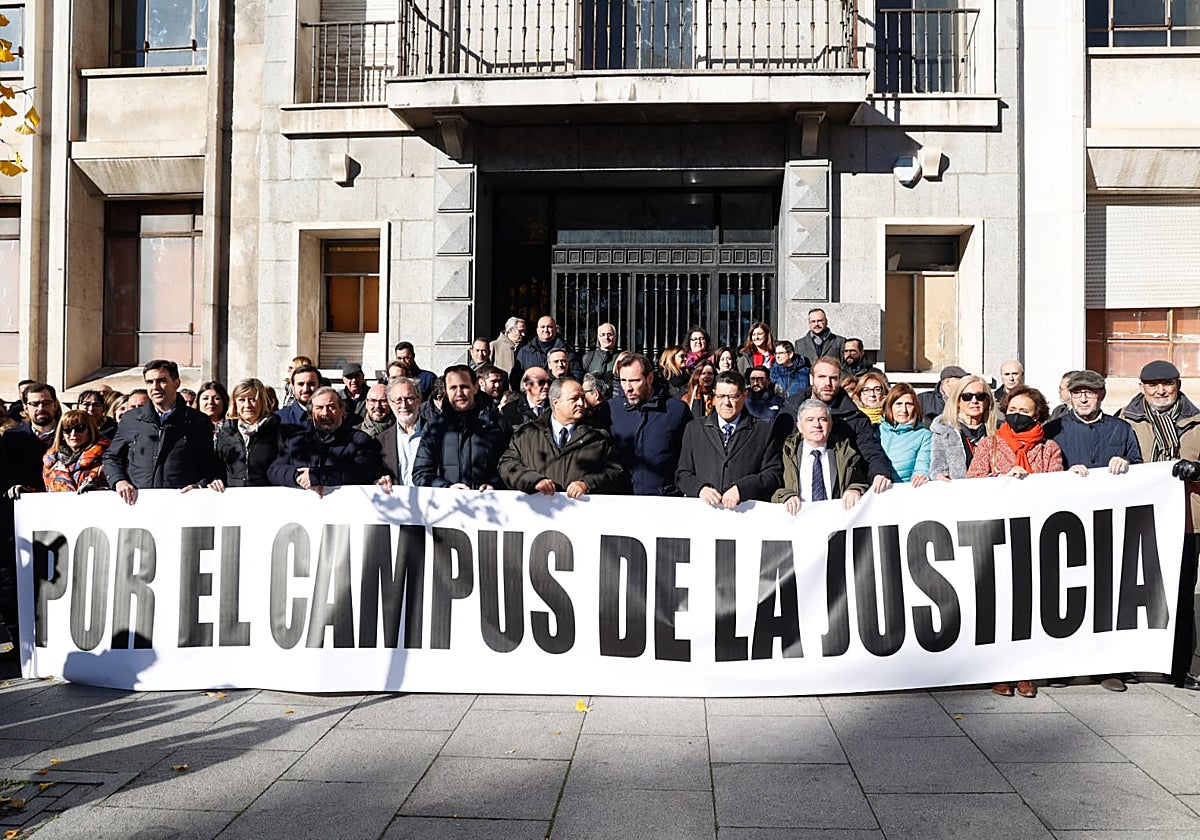 Miembros de la comunidad judicial y representantes de varios partidos, este viernes en Valladolid