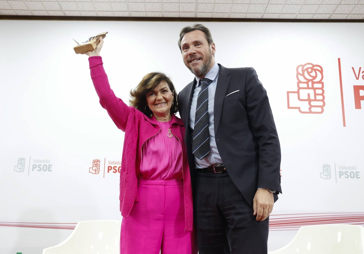 La exvicepresidenta del Gobierno, Carmen Calvo, recibe el Premio de lucha contra la violencia de género de manos del secretario general del PSOE de Valladolid, Óscar Puente