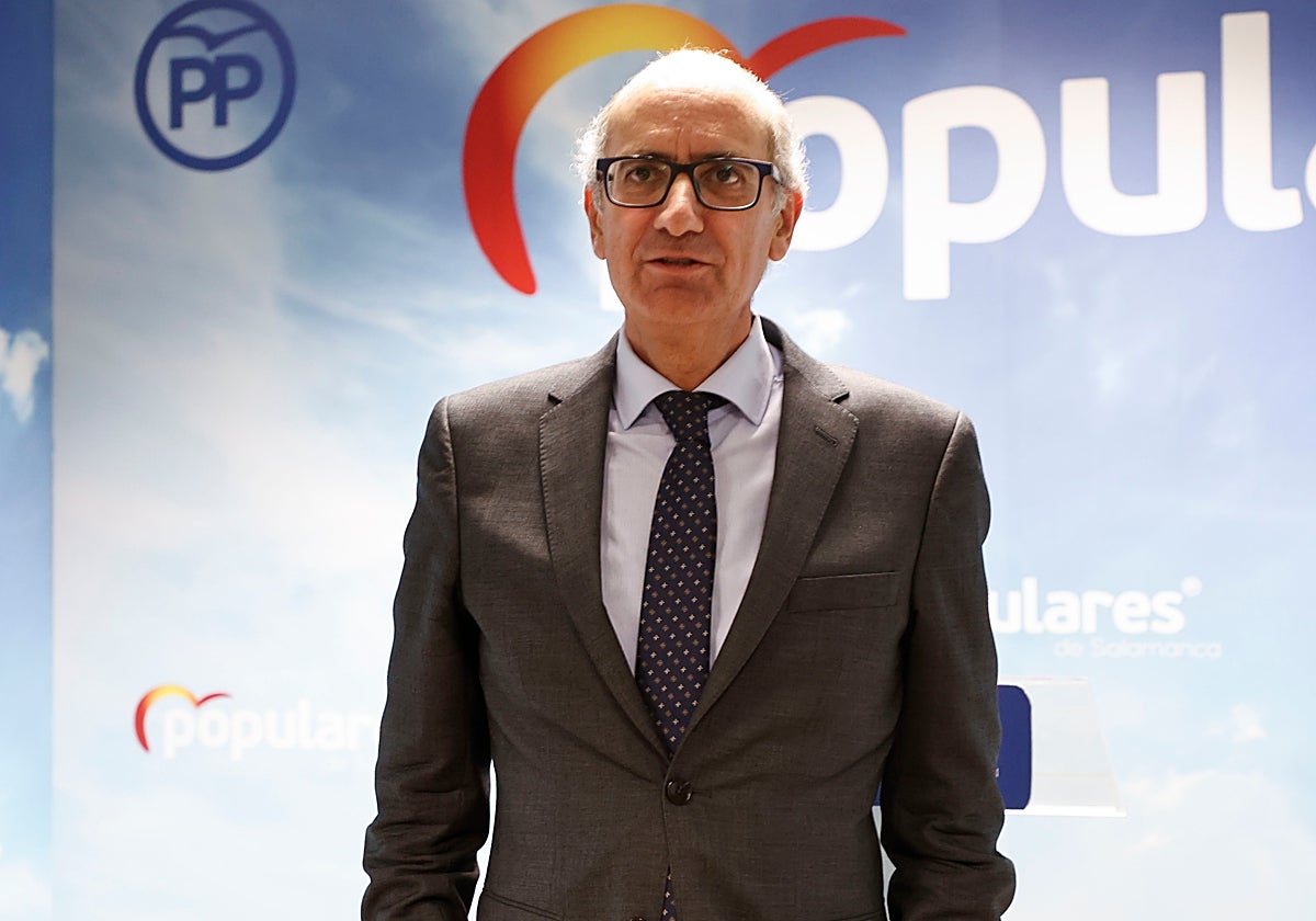 Javier Iglesias tras ofrecer la rueda de prensa en el PP de Salamanca