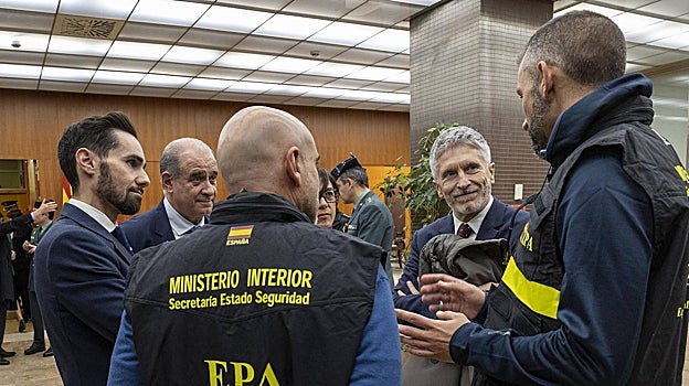 El ministro del Interior, Fernando Grande-Marlaska, durante la despedida de los agentes que viajan a Ucrania