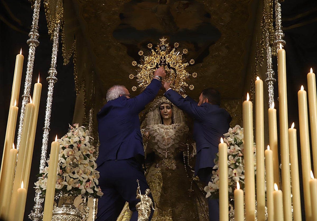Momento de la imposición de la nueva corona a la Virgen de la Alegría