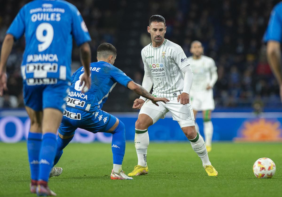 Kike Márquez, ante Olabe, en una acción del partido del Córdoba CF ante el Deportivo en Riazor