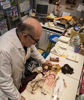 Imagen secundaria 2 - Adiós al Hospital del Juguete: el cirujano de las Nancy cuelga el bisturí