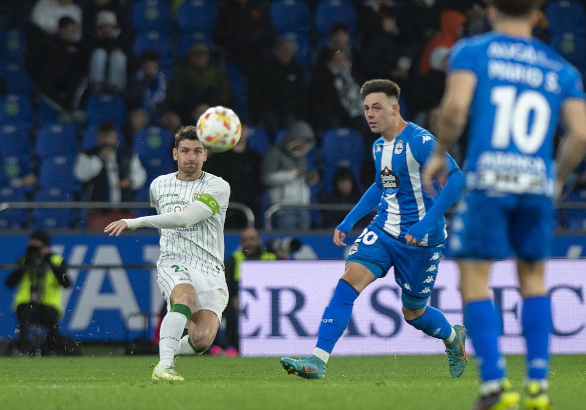 Javi Flores maneja el balón este sábado en el Deportivo - Córdoba CF en Riazor