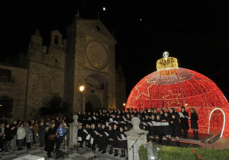 Más de un millón de puntos de luces LED iluminan Talavera durante la Navidad