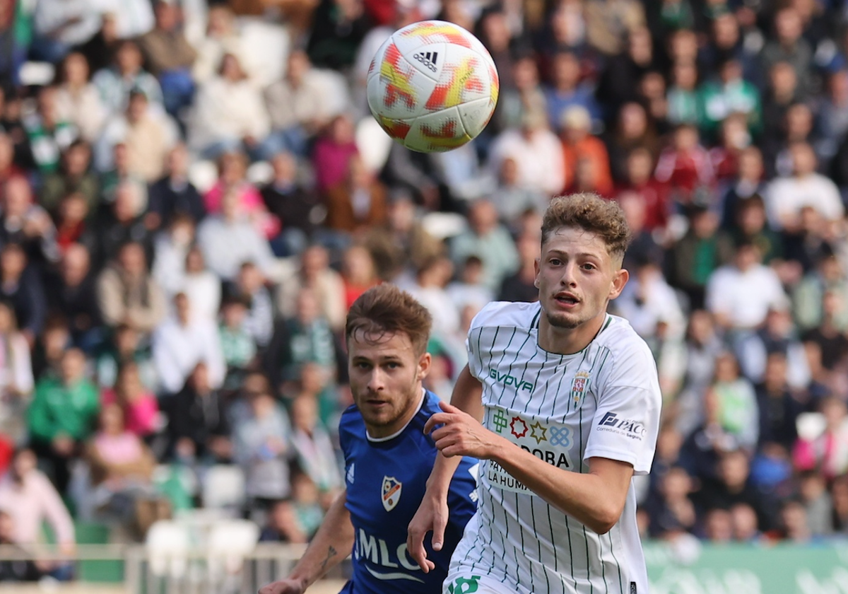 Simo persigue el balón ante el rival del Linares