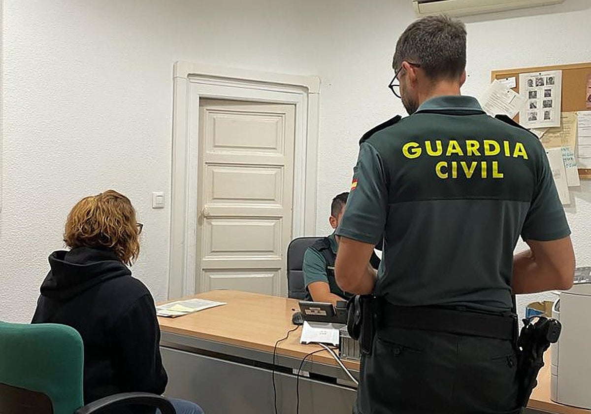 Imagen de varios agentes de la Guardia Civil atendiendo a una mujer