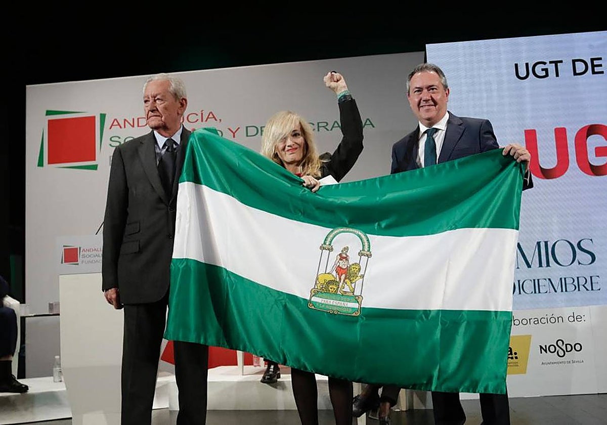 Rafael Escuredo y Juan Espadas en la entrega del premio 4D a la secretaria general de UGT, Carmen Castilla