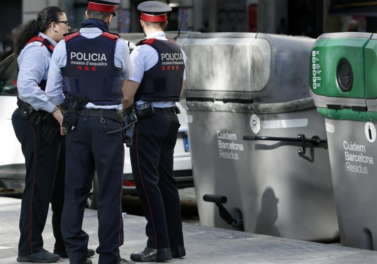 Hallan un cadáver en una maleta en un contenedor del centro de Barcelona
