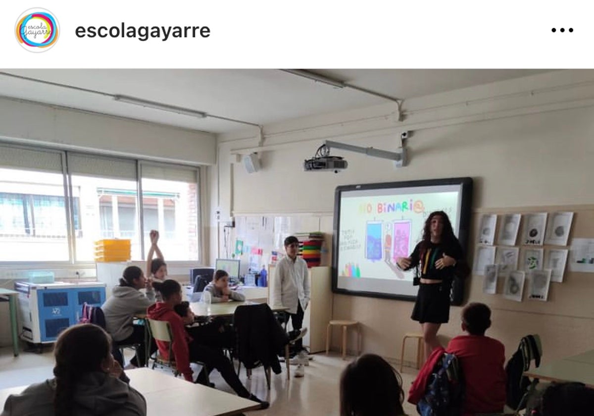 Alumnos de la escuela Gayarre durante la realización del polémico taller