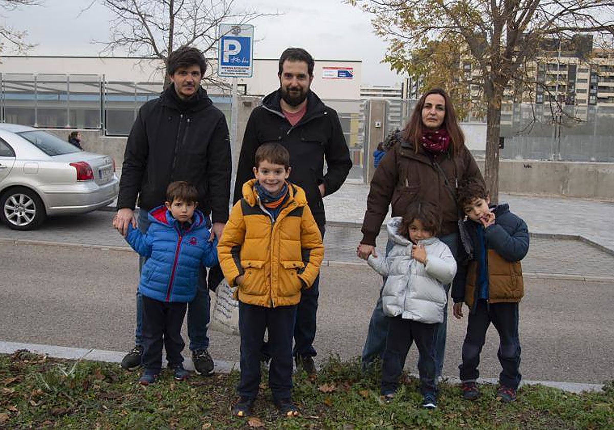 Varios padres posan con sus hijos a las puertas del CEIP Nuria Espert