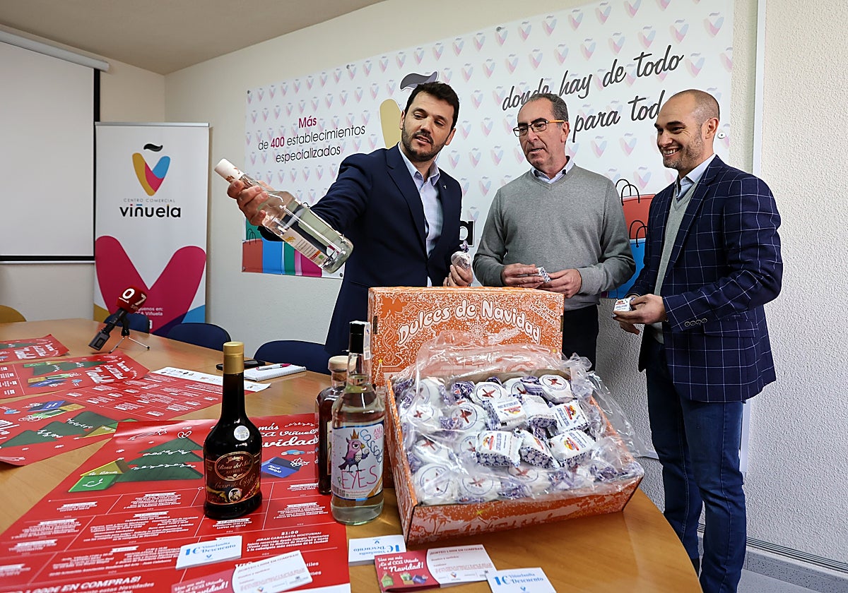 El concejal de comercio Antonio Álvarez junto a miembros del CCA Viñuela