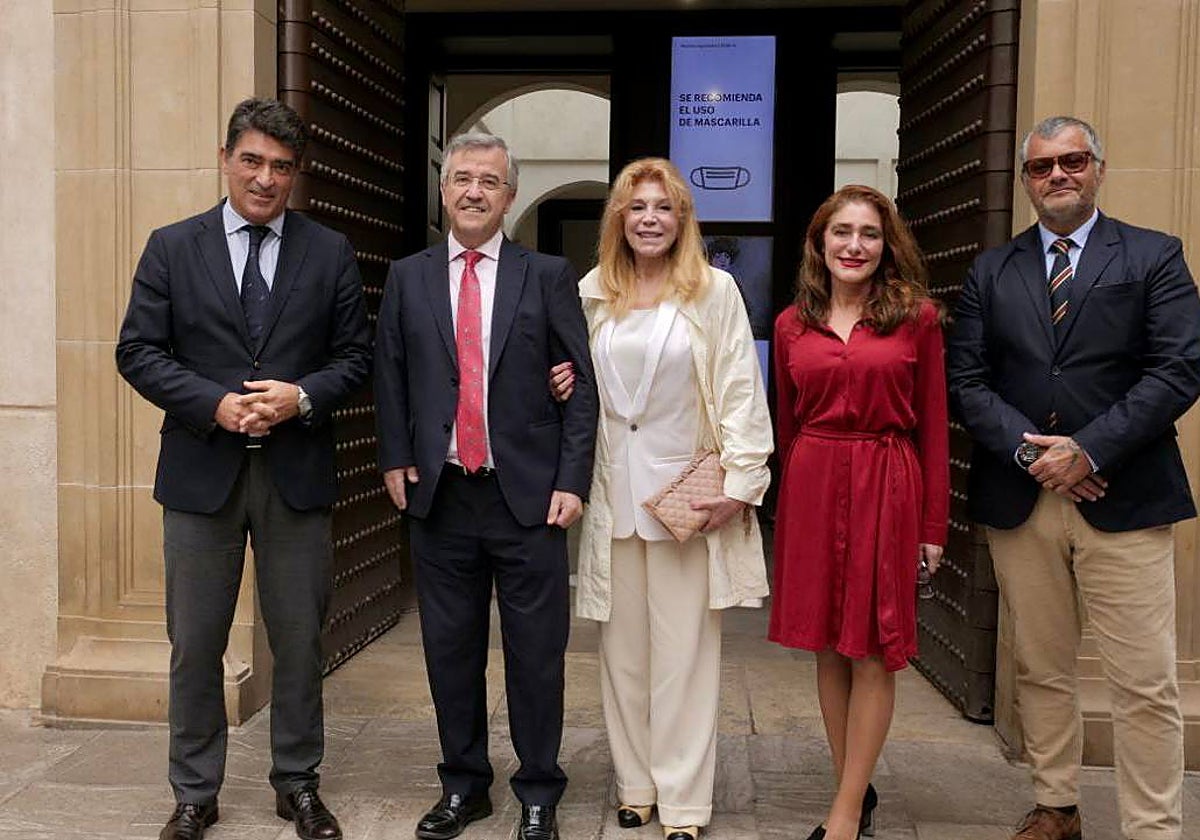 La baronesa Thyssen en el centro con el alcalde de Estepona, José María García Urbano, a un lado y Lourdes Moreno, directora artística del Museo Thyssen de Málaga. A los lados, Javier Ferrer, gerente del museo de Málaga, y Guillermo Cervera, conservador general de la Colección Carmen Thyssen
