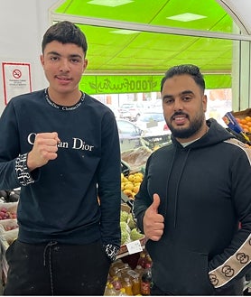 Imagen secundaria 2 - 1. Medhi con su bandera de Marruecos en su restaurante. 2. Driss, Mohamed y Rashed hablan de fútbol en la carnicería. 2. Samir y Abdala dice que no saldrán a celebrarlo