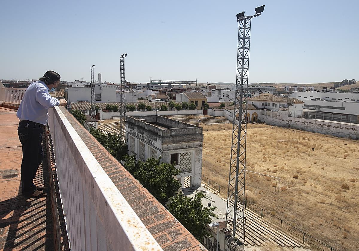 El alcalde, en junio, en San Eulogio con planos de la primera fase de reformas
