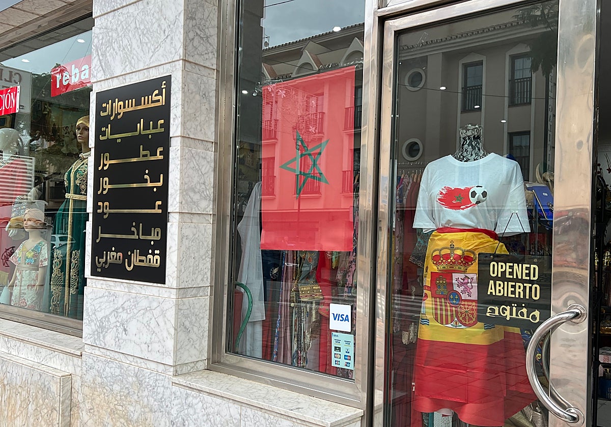 Una tienda marroquí en Fuengirola con las banderas de los dos países