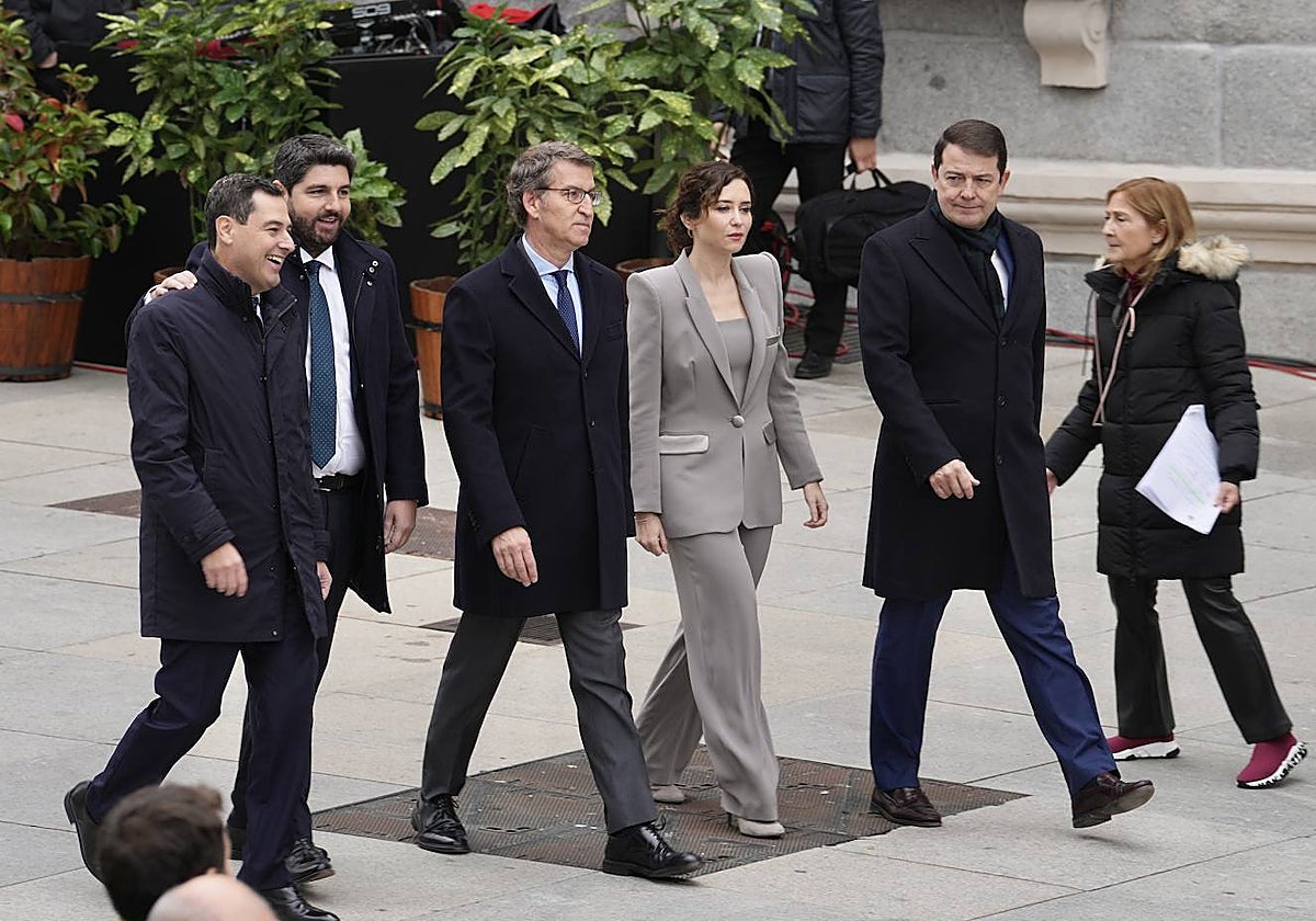 Díaz Ayuso, junto a Núñez Feijóo y el resto de barones populares