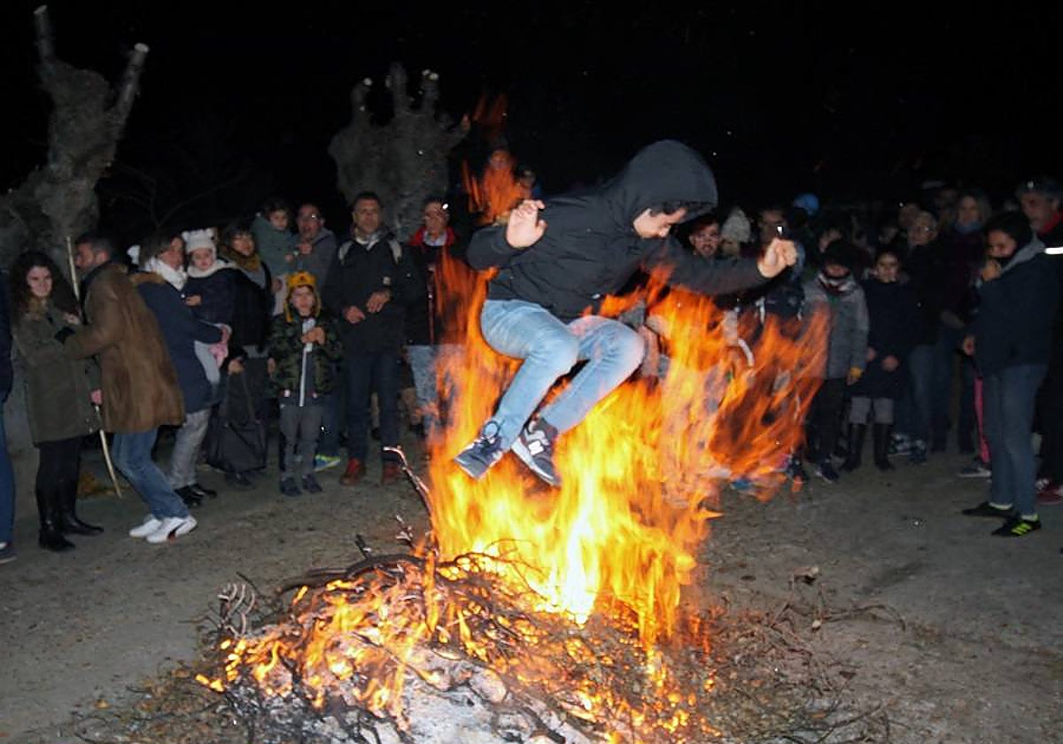 Imagen de archivo de Horche, donde los vecinos saltan sobre las hogueras al grito de 'Viva la Purísima'