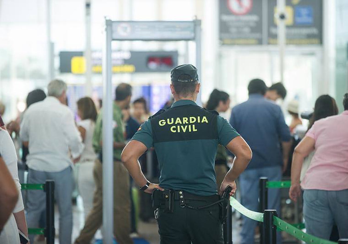 Un miembro de la Guardia Civil en el aeropuerto de Barcelona