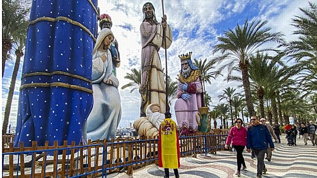 Las figura del Nacimiento superan en altura a las palmeras de la Explanada.