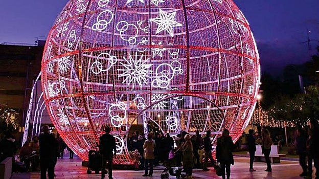 La bola de Navidad gigantesca.