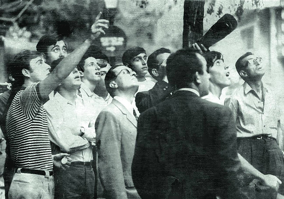 Un grupo de curiosos madrileños contemplaban el objeto volador no identificado que se vio en Madrid en septiembre de 1968