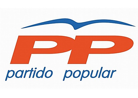 Imagen secundaria 1 - Arriba, el exsecretario general del PP, Teodoro García Egea, junto al exlíder, Pablo Casado con los actuales logos delante de la sede de Génova. // En rojo, el logo del año 2006. // Y en azul, la imagen vigente hasta 2015 con la modificación de Casado.