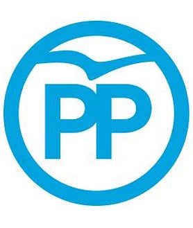 Imagen secundaria 2 - Arriba, el exsecretario general del PP, Teodoro García Egea, junto al exlíder, Pablo Casado con los actuales logos delante de la sede de Génova. // En rojo, el logo del año 2006. // Y en azul, la imagen vigente hasta 2015 con la modificación de Casado.