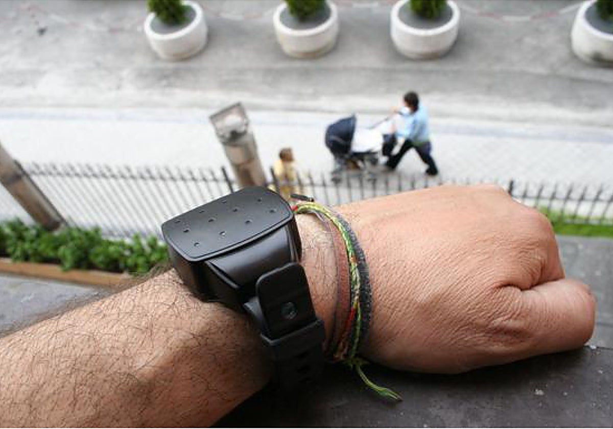 En la imagen, una pulsera de control telemático para evitar el acercamiento