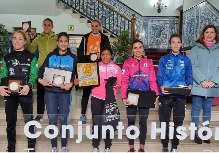 El Conjunto Histórico de Talavera celebra la «gran fiesta» del atletismo desafiando a la lluvia con 700 participantes