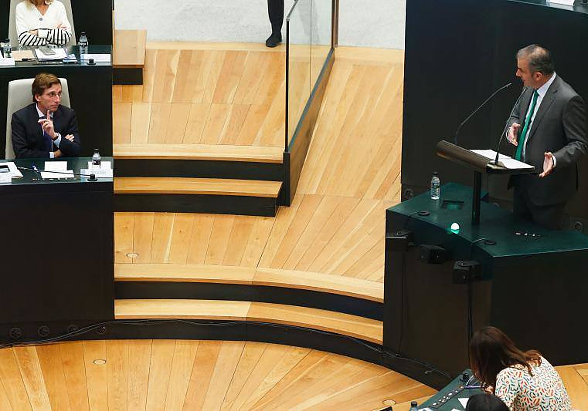 El alcalde José Luis Martínez-Almeida y el portavoz de Vox, Javier Ortega Smith, en el pleno