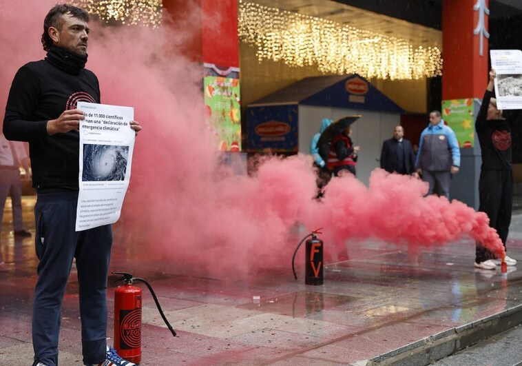 Un grupo de activistas arroja pintura durante un espectáculo en Cortylandia para protestar contra el modelo agroalimentario