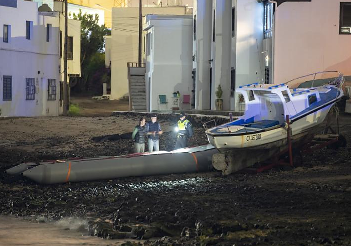 Una neumática con 45 varones, entre ellos al menos 4 menores, llegaron por sus propios medios a Teguise