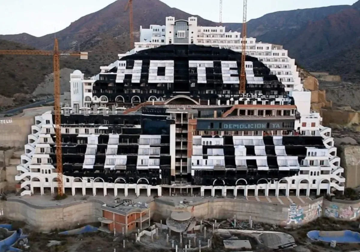 Vista del hotel El Algarrobico tras la pintada realizada por Greenpeace.