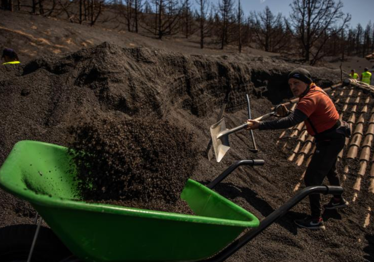 Los afectados del volcán, «indignados» por el «carpetazo» del Defensor del Pueblo