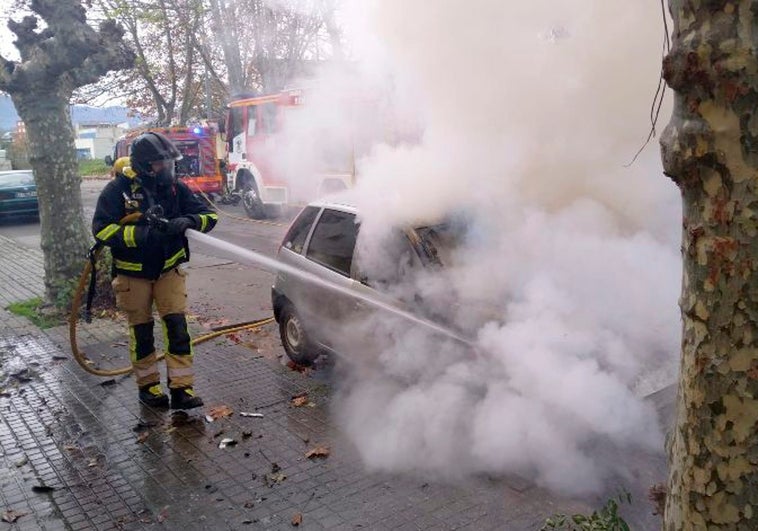 Un coche arde en una calle de Ponferrada